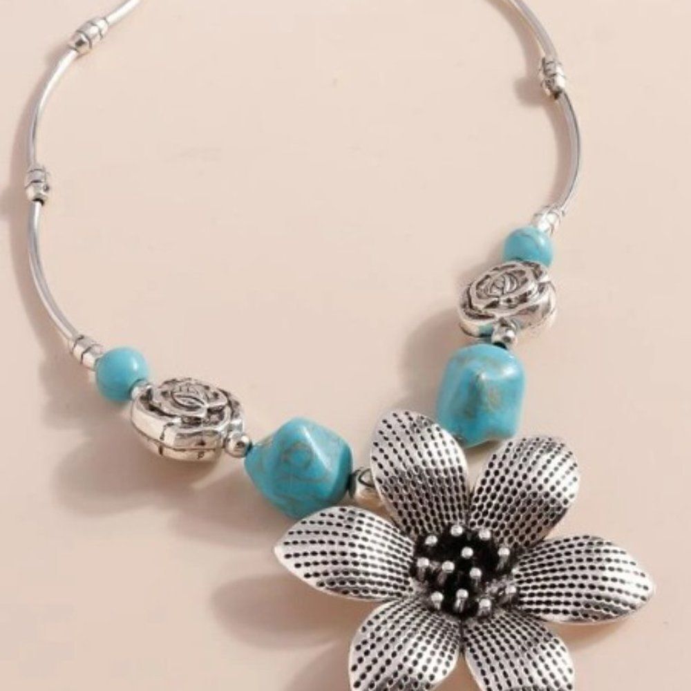 SILVER FLOWER NECKLACE - Picture 6 of 6